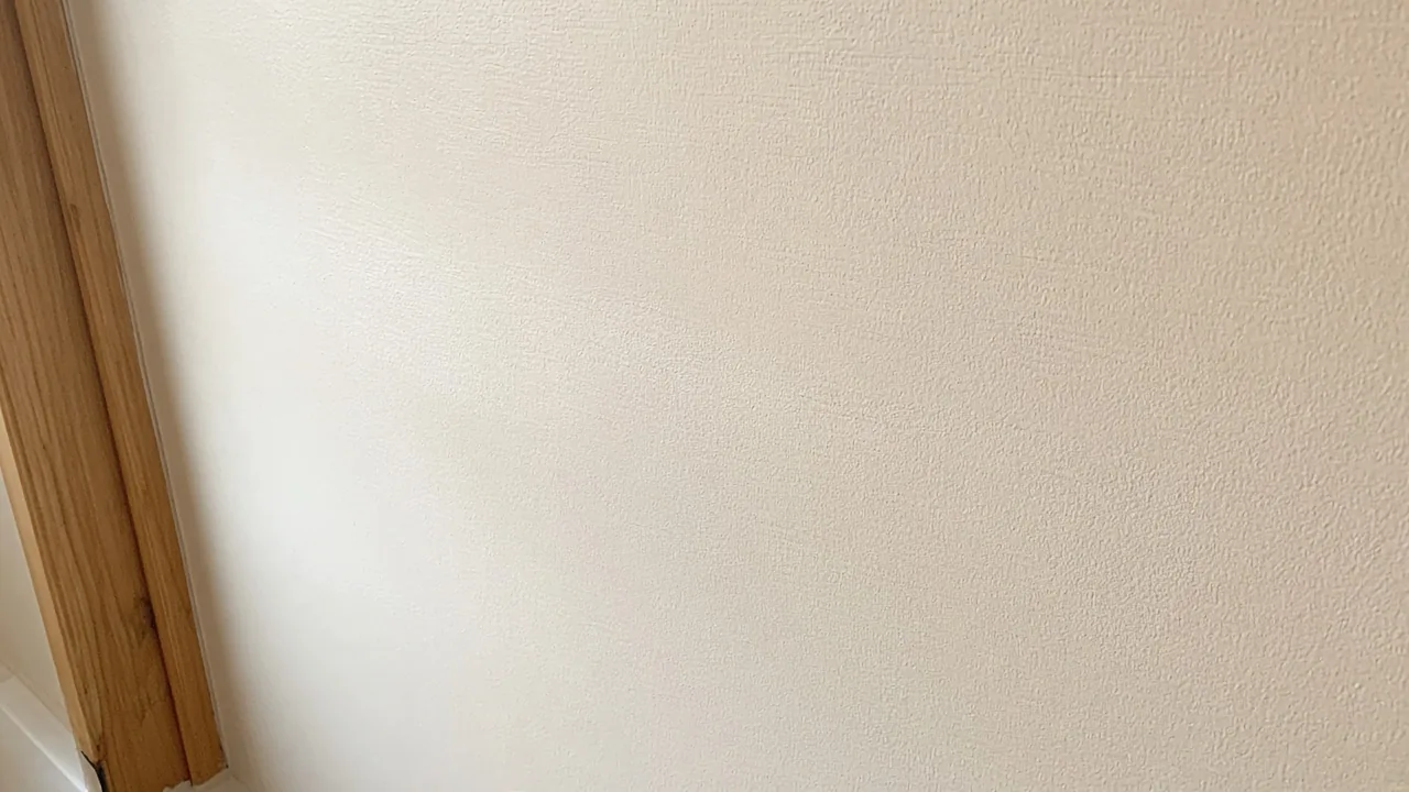 Frisch gestrichene Wand mit Holzleiste